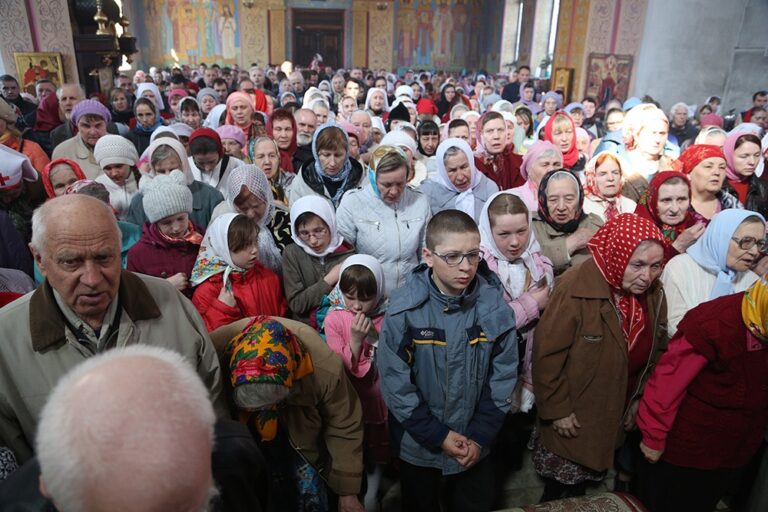 Митрополит Кирилл совершил Божественную литургию в храме Св. апп. Петра и Павла