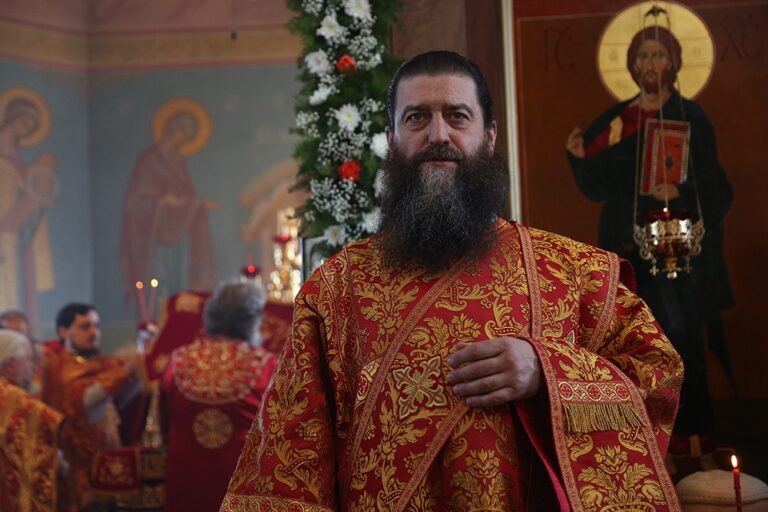 Митрополит Кирилл совершил Божественную литургию в храме Св. апп. Петра и Павла