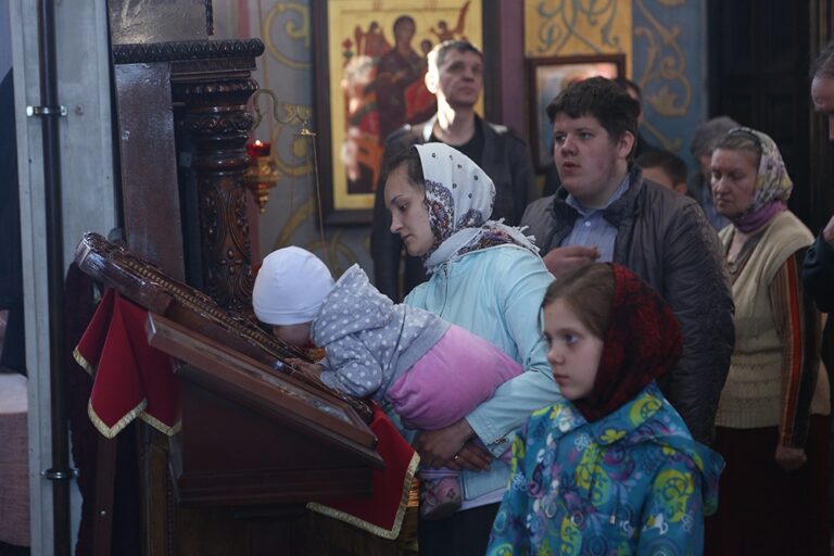 Митрополит Кирилл совершил Божественную литургию в храме Св. апп. Петра и Павла