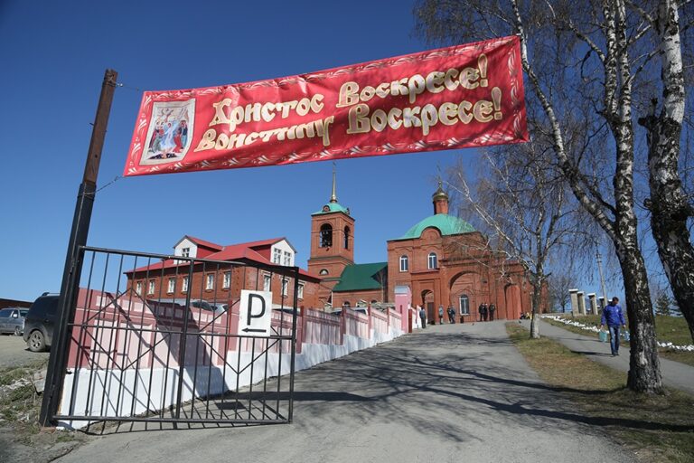Митрополит Кирилл совершил Божественную литургию в храме Св. апп. Петра и Павла