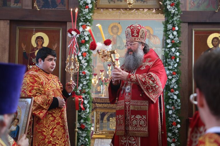 Митрополит Кирилл совершил Божественную литургию в храме Св. апп. Петра и Павла