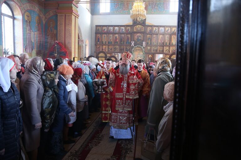 Митрополит Кирилл совершил Божественную литургию в храме Св. апп. Петра и Павла