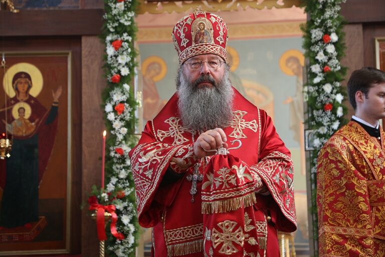Митрополит Кирилл совершил Божественную литургию в храме Св. апп. Петра и Павла