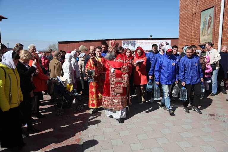 Митрополит Кирилл совершил Божественную литургию в храме Св. апп. Петра и Павла