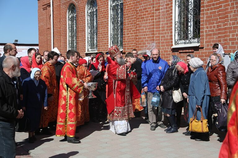 Митрополит Кирилл совершил Божественную литургию в храме Св. апп. Петра и Павла