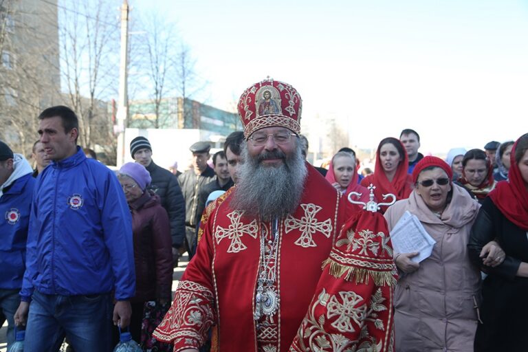 Митрополит Кирилл совершил Божественную литургию в храме Св. апп. Петра и Павла