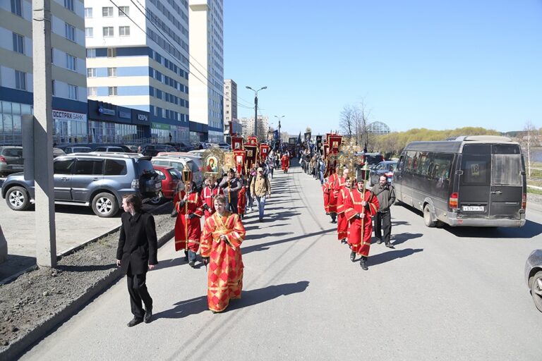 Митрополит Кирилл совершил Божественную литургию в храме Св. апп. Петра и Павла