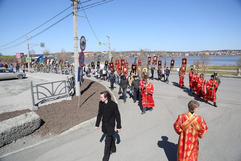 Митрополит Кирилл совершил Божественную литургию в храме Св. апп. Петра и Павла