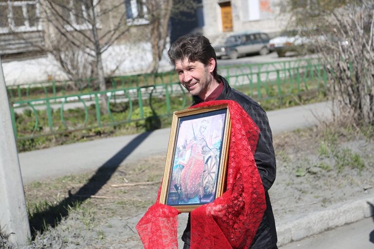 Митрополит Кирилл совершил Божественную литургию в храме Св. апп. Петра и Павла