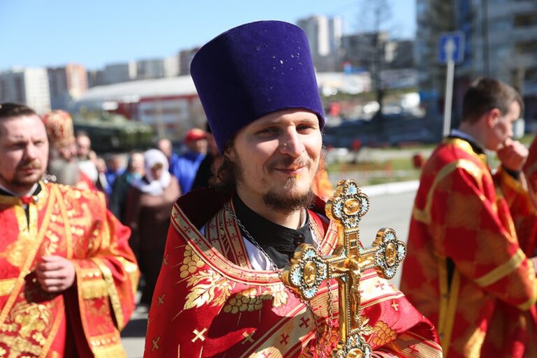 Митрополит Кирилл совершил Божественную литургию в храме Св. апп. Петра и Павла