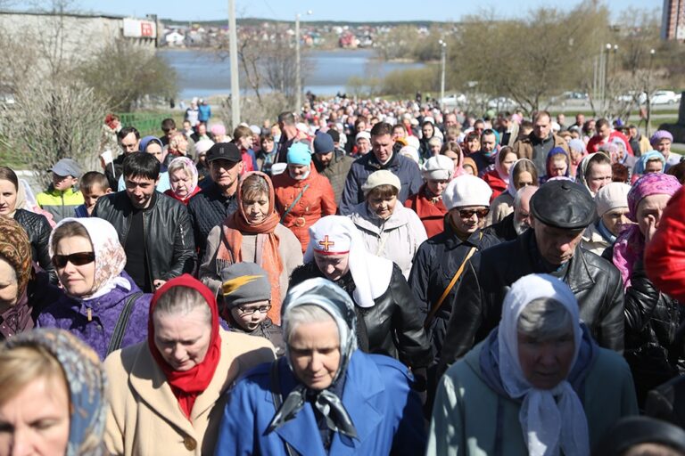Митрополит Кирилл совершил Божественную литургию в храме Св. апп. Петра и Павла