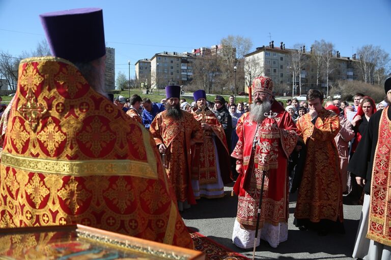 Митрополит Кирилл совершил Божественную литургию в храме Св. апп. Петра и Павла
