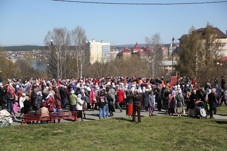 Митрополит Кирилл совершил Божественную литургию в храме Св. апп. Петра и Павла