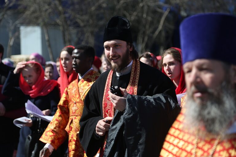 Митрополит Кирилл совершил Божественную литургию в храме Св. апп. Петра и Павла