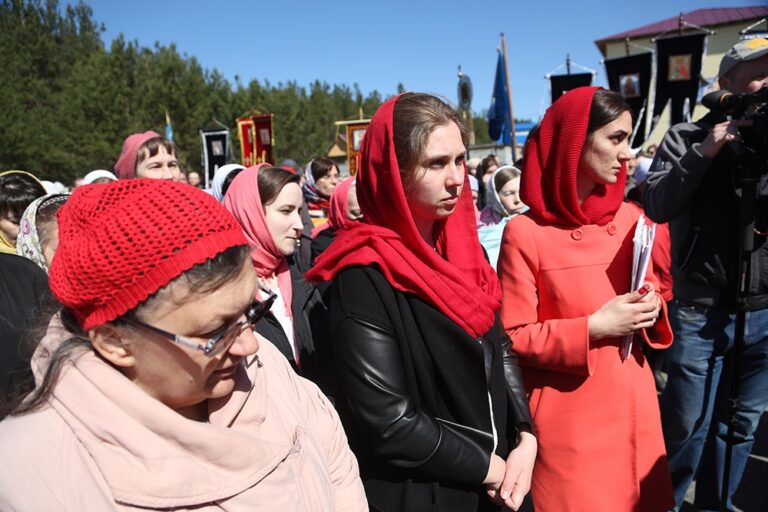Митрополит Кирилл совершил Божественную литургию в храме Св. апп. Петра и Павла