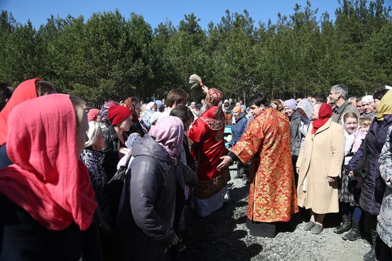 Митрополит Кирилл совершил Божественную литургию в храме Св. апп. Петра и Павла