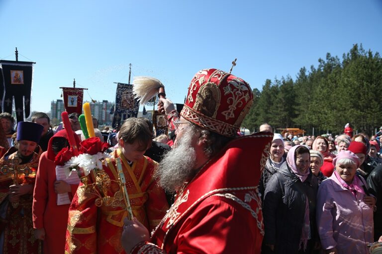 Митрополит Кирилл совершил Божественную литургию в храме Св. апп. Петра и Павла