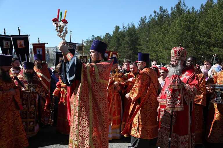 Митрополит Кирилл совершил Божественную литургию в храме Св. апп. Петра и Павла