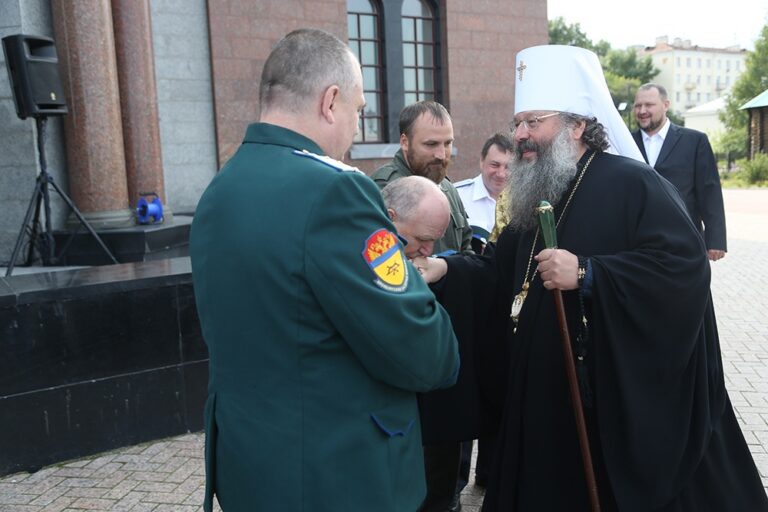 В престольный праздник Храма-на-Крови митрополит Кирилл совершил Божественную литургию