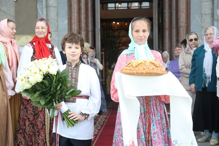 В престольный праздник Храма-на-Крови митрополит Кирилл совершил Божественную литургию