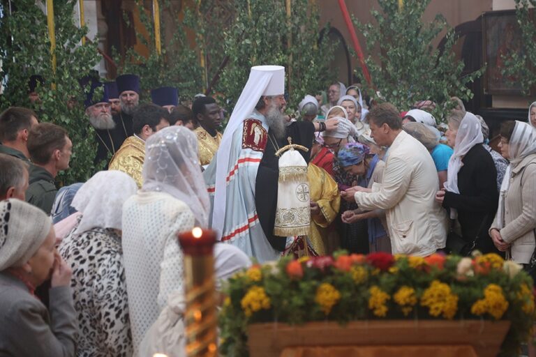 В престольный праздник Храма-на-Крови митрополит Кирилл совершил Божественную литургию