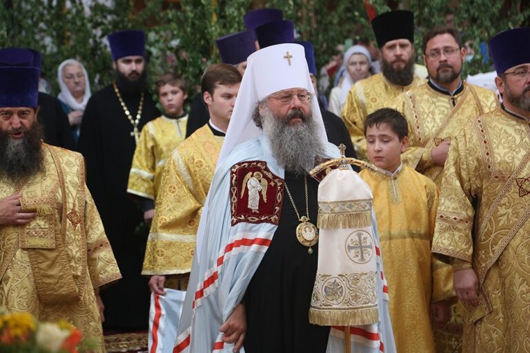 В престольный праздник Храма-на-Крови митрополит Кирилл совершил Божественную литургию