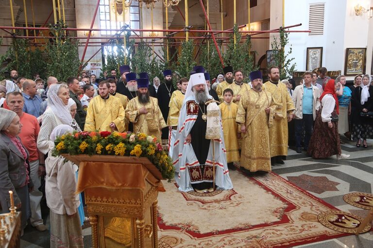 В престольный праздник Храма-на-Крови митрополит Кирилл совершил Божественную литургию