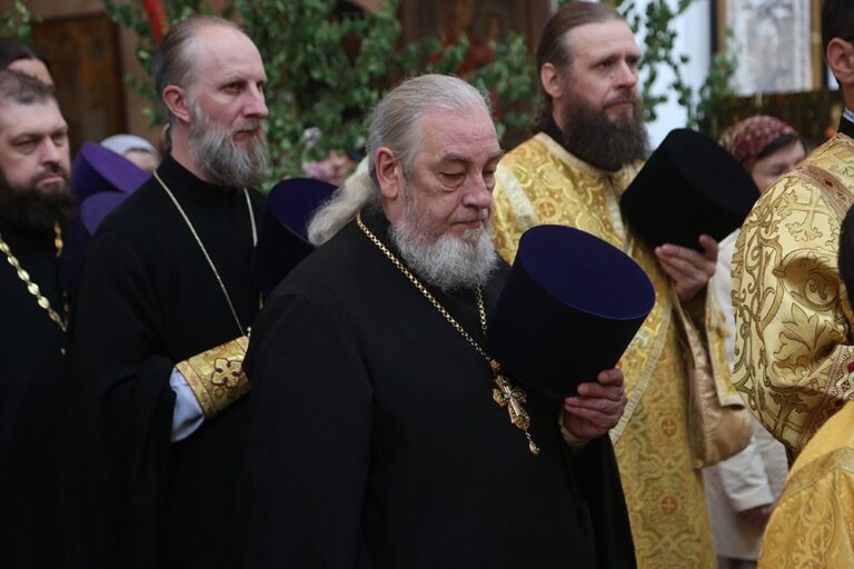 В престольный праздник Храма-на-Крови митрополит Кирилл совершил Божественную литургию