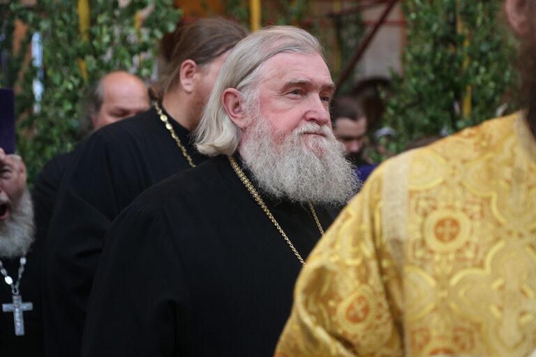 В престольный праздник Храма-на-Крови митрополит Кирилл совершил Божественную литургию