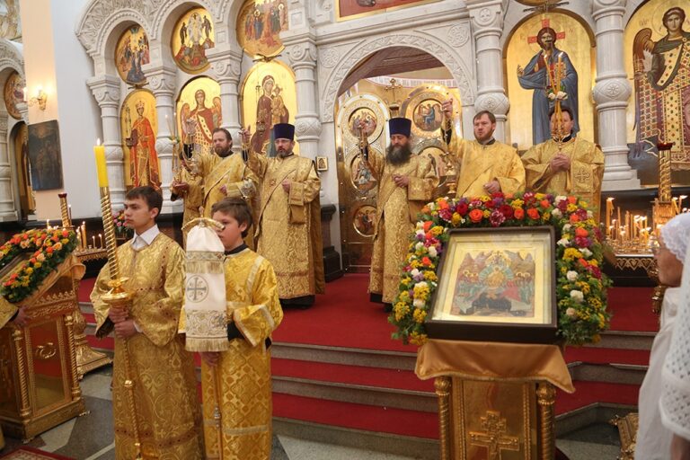 В престольный праздник Храма-на-Крови митрополит Кирилл совершил Божественную литургию
