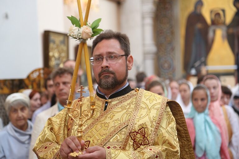 В престольный праздник Храма-на-Крови митрополит Кирилл совершил Божественную литургию