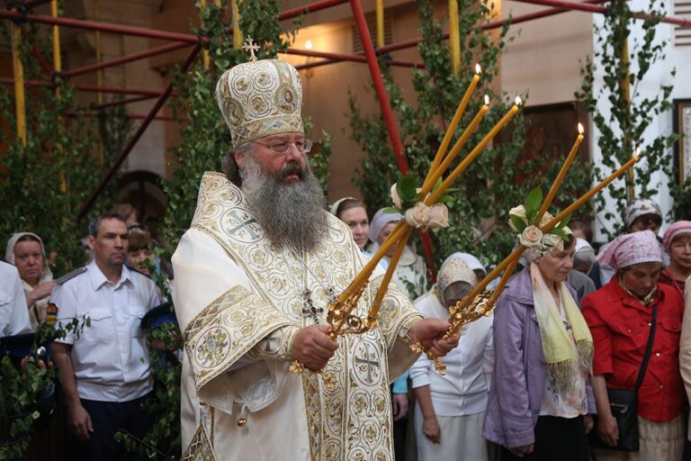 В престольный праздник Храма-на-Крови митрополит Кирилл совершил Божественную литургию