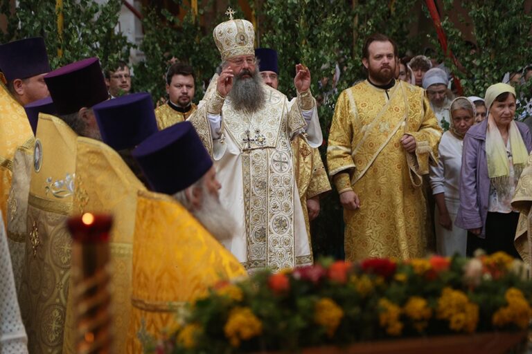 В престольный праздник Храма-на-Крови митрополит Кирилл совершил Божественную литургию