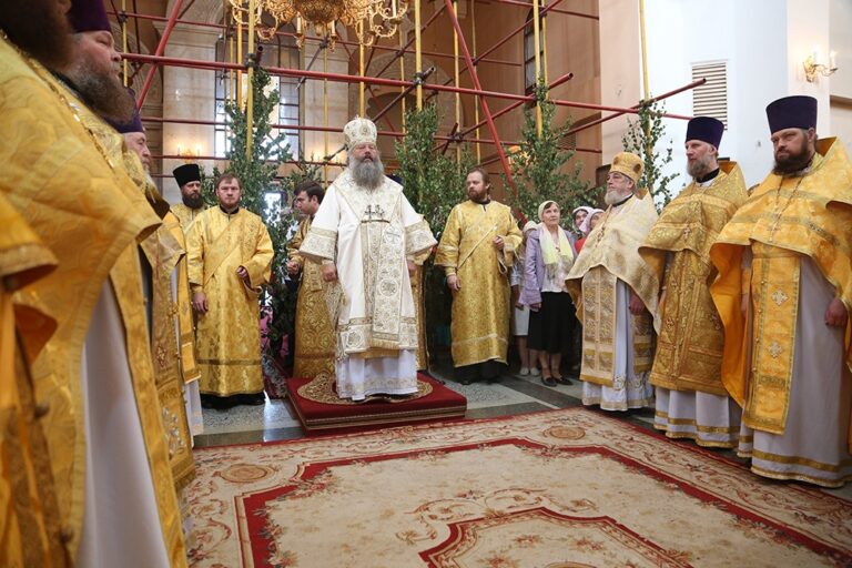 В престольный праздник Храма-на-Крови митрополит Кирилл совершил Божественную литургию