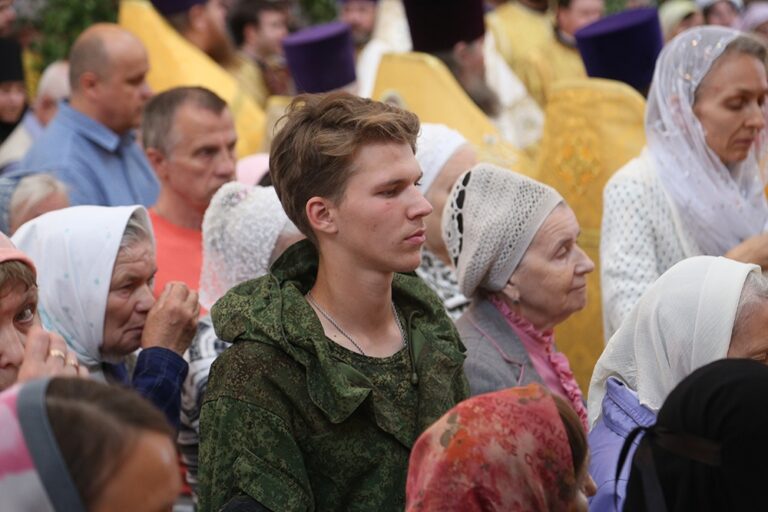 В престольный праздник Храма-на-Крови митрополит Кирилл совершил Божественную литургию
