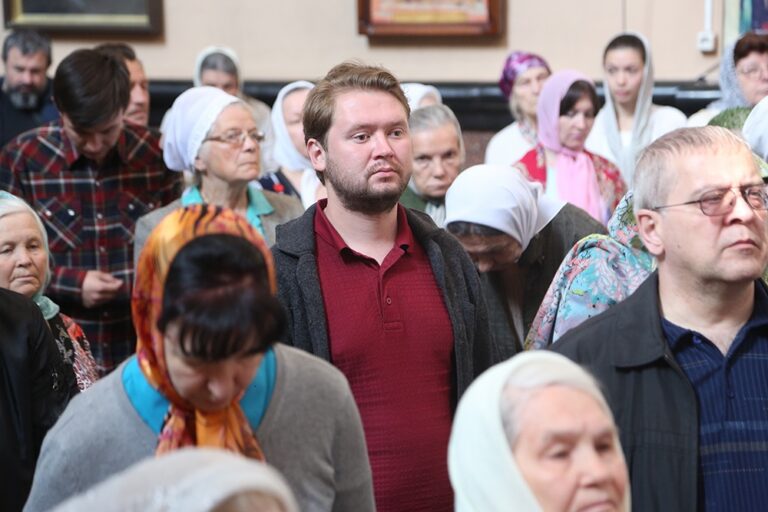 В престольный праздник Храма-на-Крови митрополит Кирилл совершил Божественную литургию