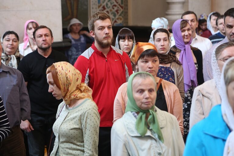 В престольный праздник Храма-на-Крови митрополит Кирилл совершил Божественную литургию
