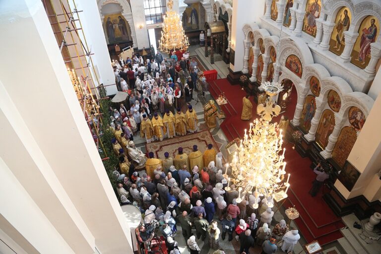 В престольный праздник Храма-на-Крови митрополит Кирилл совершил Божественную литургию