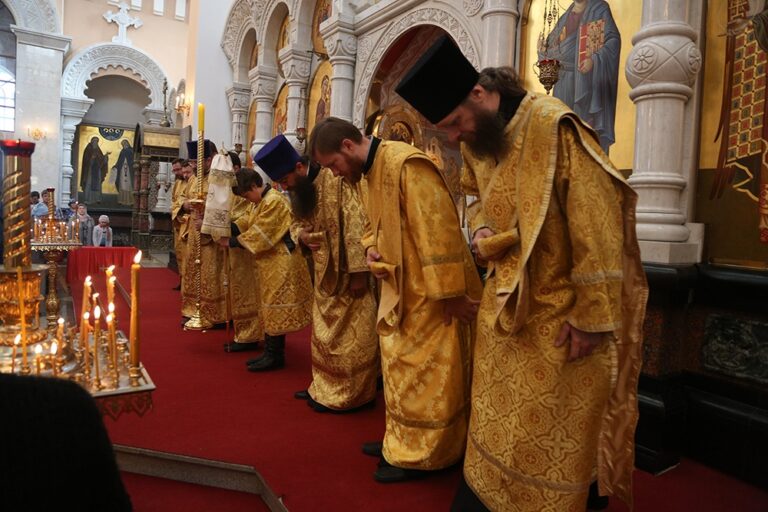 В престольный праздник Храма-на-Крови митрополит Кирилл совершил Божественную литургию