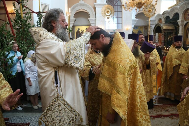 В престольный праздник Храма-на-Крови митрополит Кирилл совершил Божественную литургию