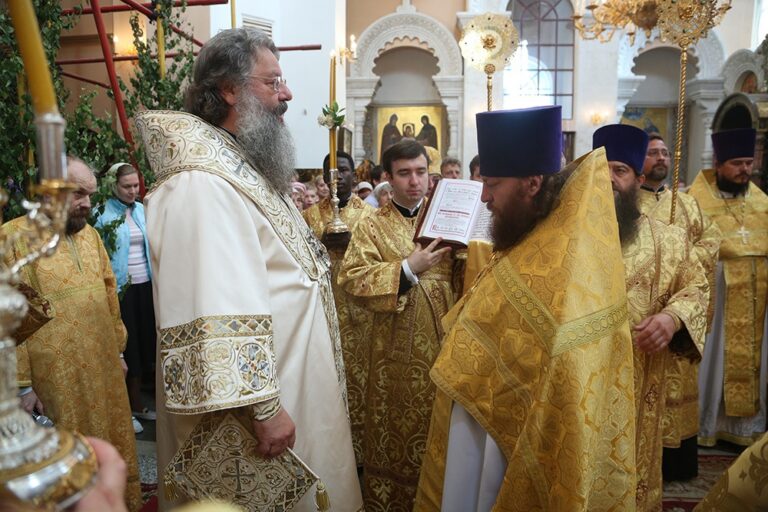 В престольный праздник Храма-на-Крови митрополит Кирилл совершил Божественную литургию