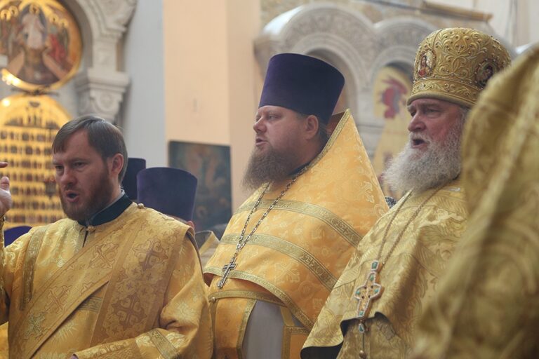 В престольный праздник Храма-на-Крови митрополит Кирилл совершил Божественную литургию