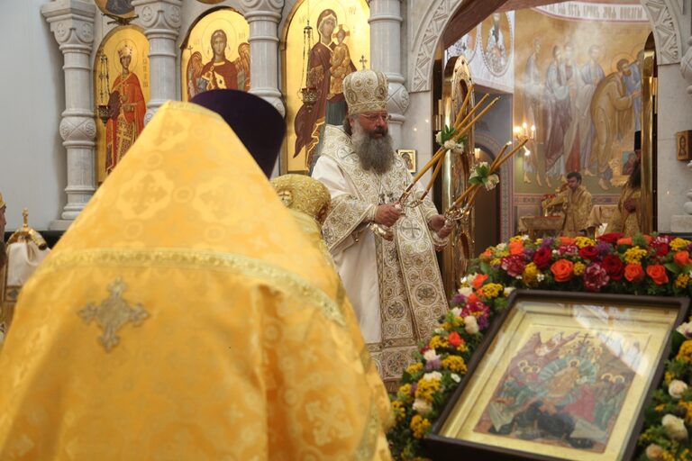 В престольный праздник Храма-на-Крови митрополит Кирилл совершил Божественную литургию