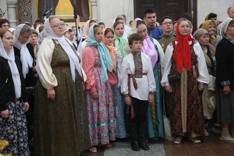 В престольный праздник Храма-на-Крови митрополит Кирилл совершил Божественную литургию