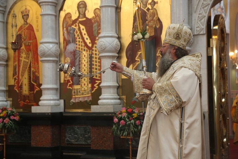 В престольный праздник Храма-на-Крови митрополит Кирилл совершил Божественную литургию