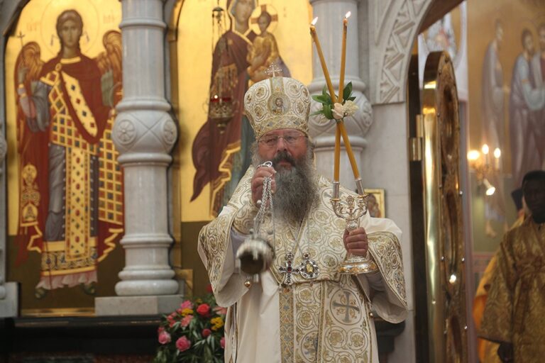 В престольный праздник Храма-на-Крови митрополит Кирилл совершил Божественную литургию
