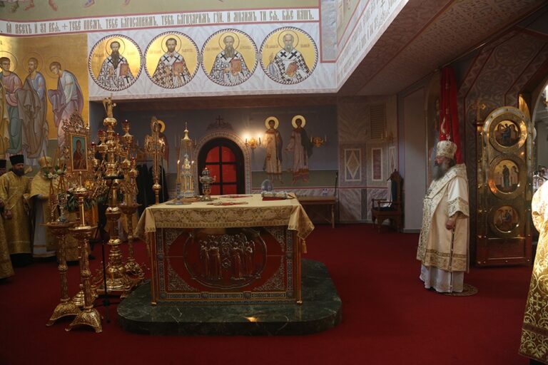 В престольный праздник Храма-на-Крови митрополит Кирилл совершил Божественную литургию