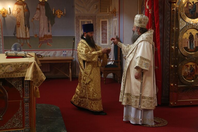 В престольный праздник Храма-на-Крови митрополит Кирилл совершил Божественную литургию