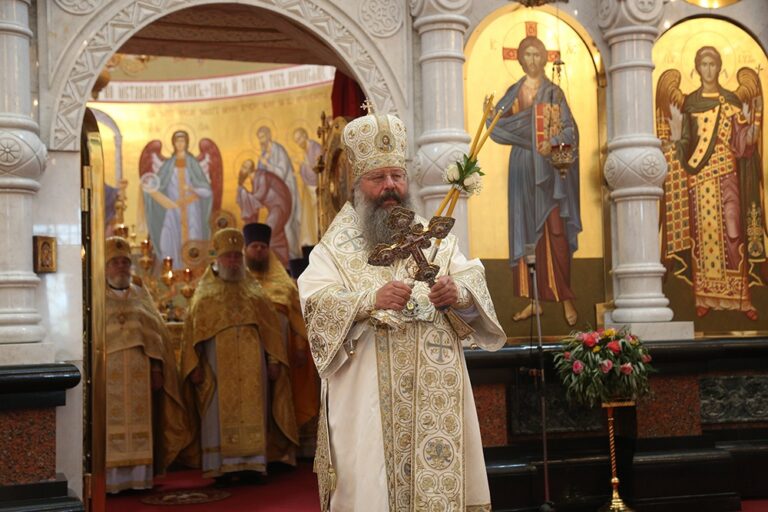 В престольный праздник Храма-на-Крови митрополит Кирилл совершил Божественную литургию