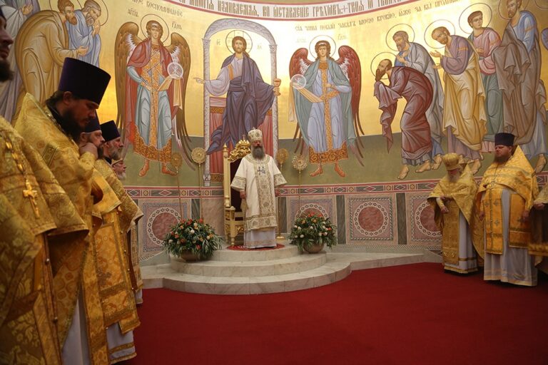 В престольный праздник Храма-на-Крови митрополит Кирилл совершил Божественную литургию